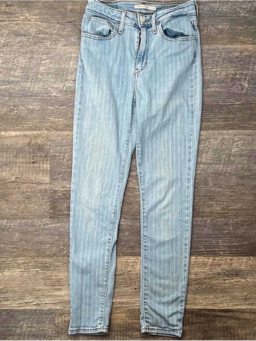 Levi's 721 light wash pinstriped high-rise skinny jeans size 27 B149